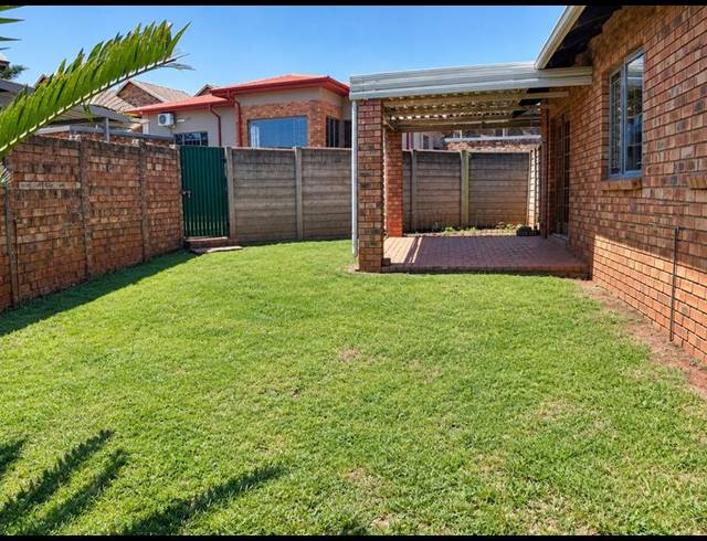 3 BEDROOM TOWNHOUSE FOR SALE IN DIE HOEWES